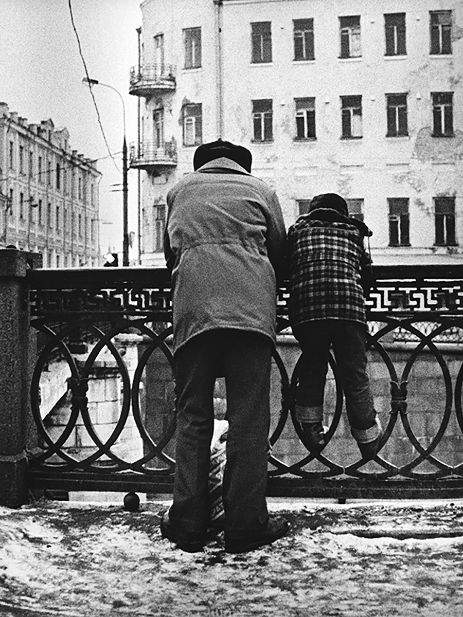 Deux Moscovites observant la Moskova dans les années 1970
