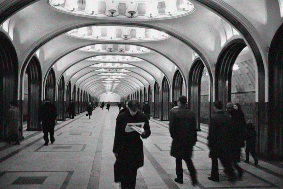 À l'intérieur de la station de métro Maïakovskaïa à Moscou, 1970
