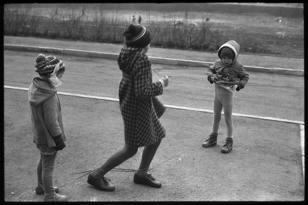 Enfants jouant dans une cour, 1985

