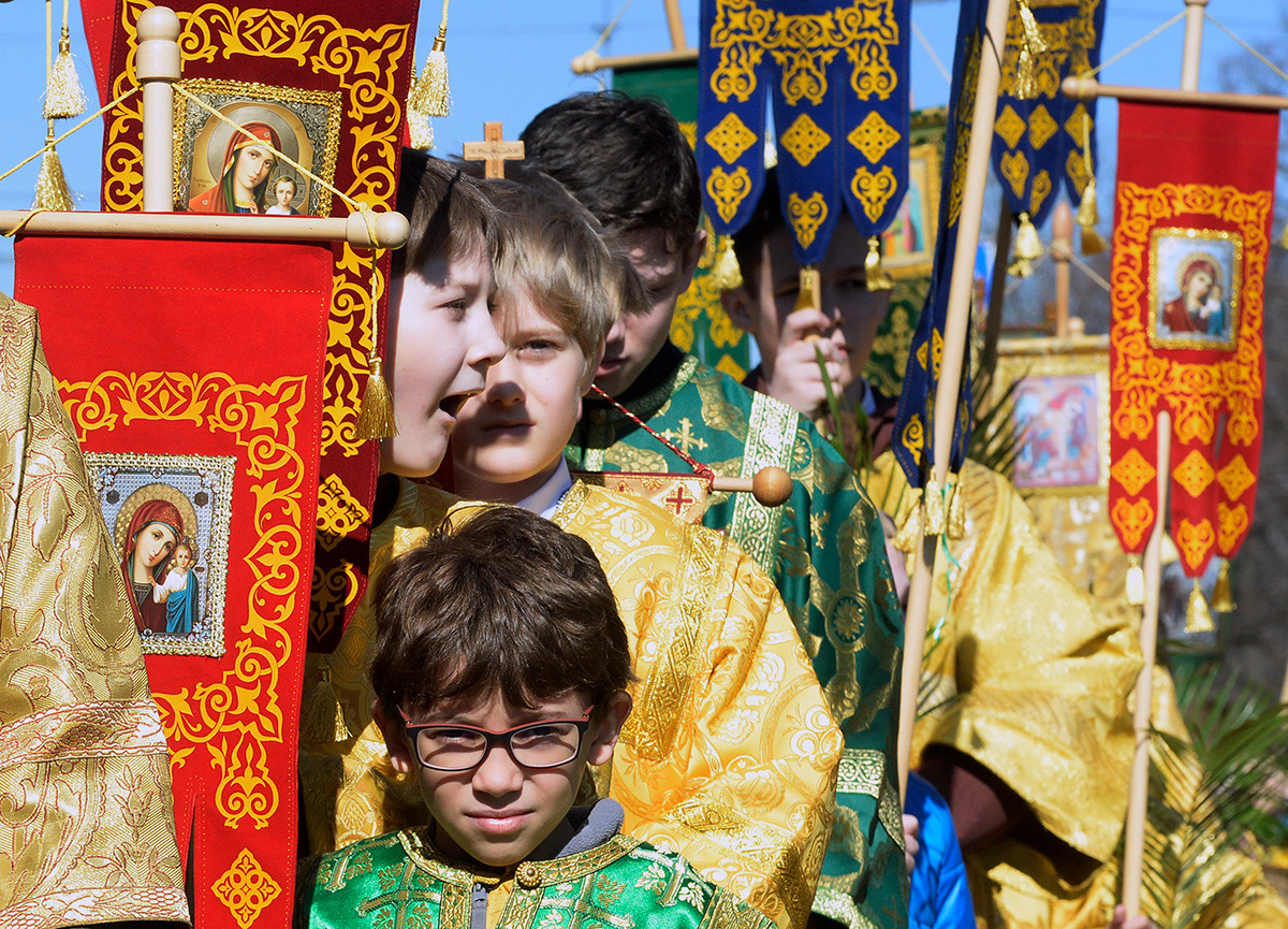 Credenti ortodossi russi alla processione della Domenica delle Palme fuori dalla Cattedrale di Sant'Isacco a San Pietroburgo, 21 aprile 2019