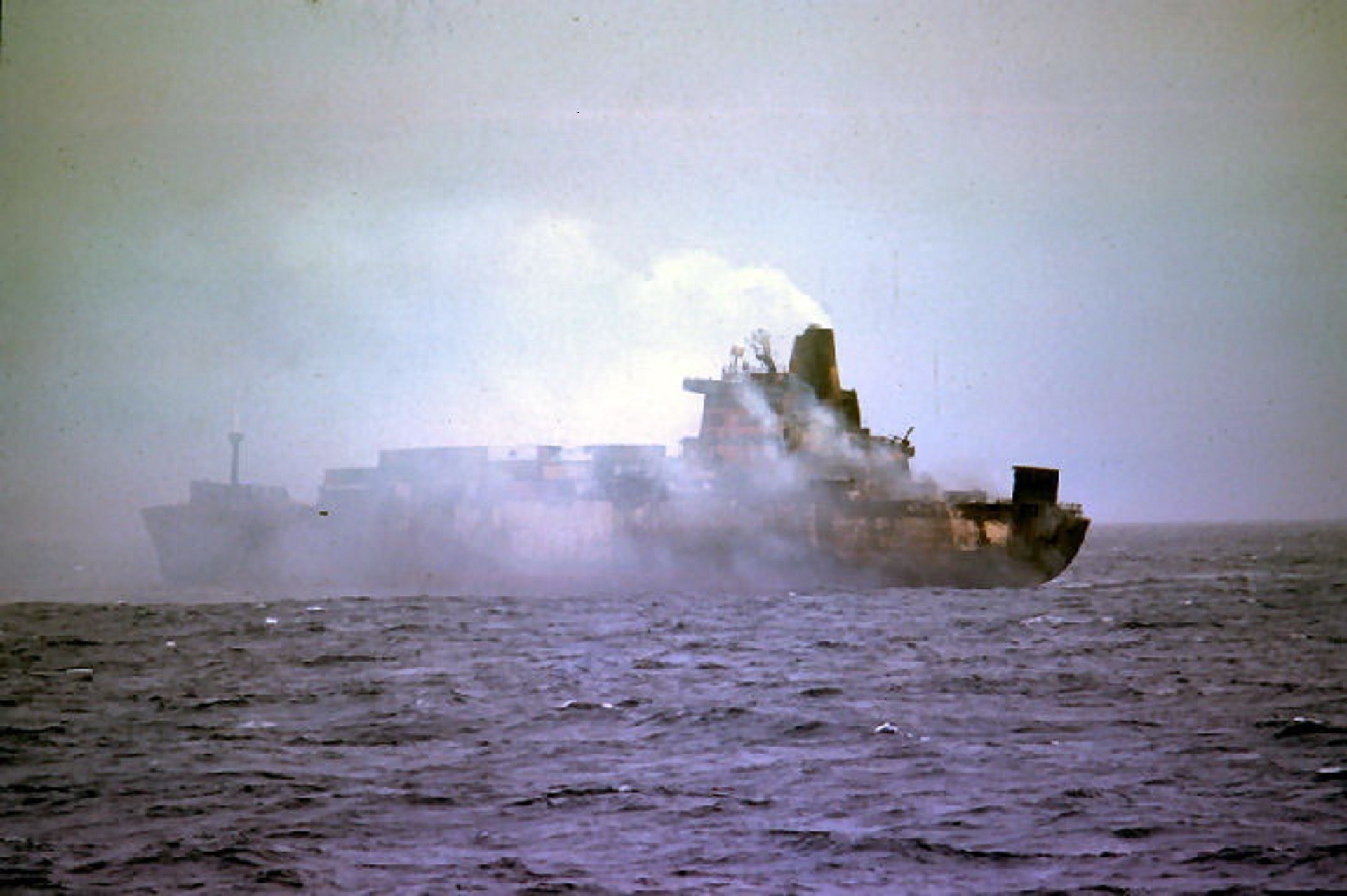 Atlantic Conveyor, após ser atingido por mísseis


