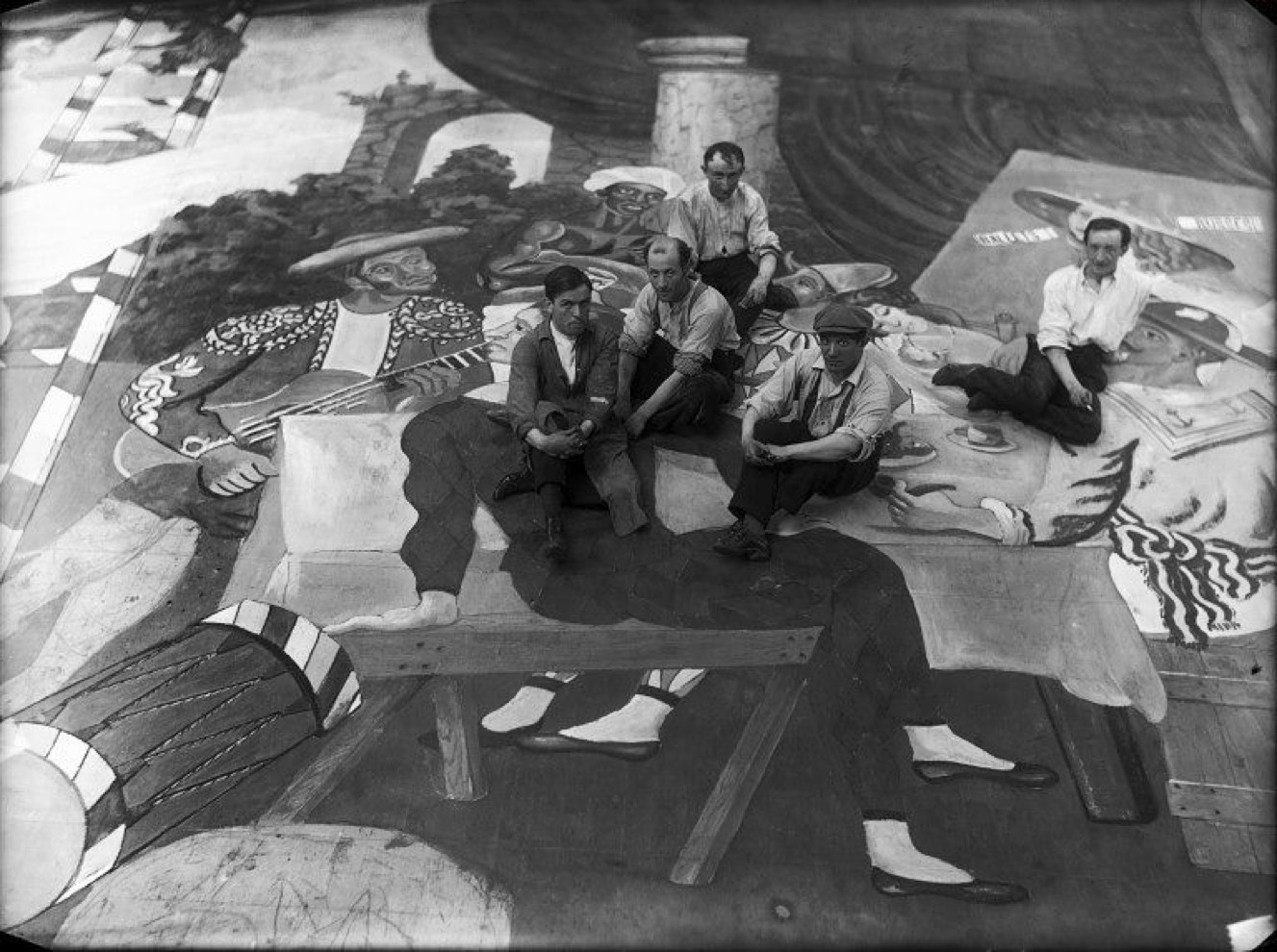 Pablo Picasso und Szenenmaler sitzen auf dem Bühnenvorhang für Léonide Massines Ballettparade, Paris, 1917.