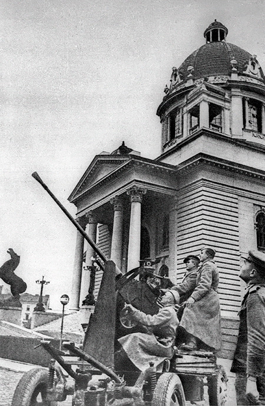 国民議会議事堂を空襲から守るソビエト軍の砲兵ら