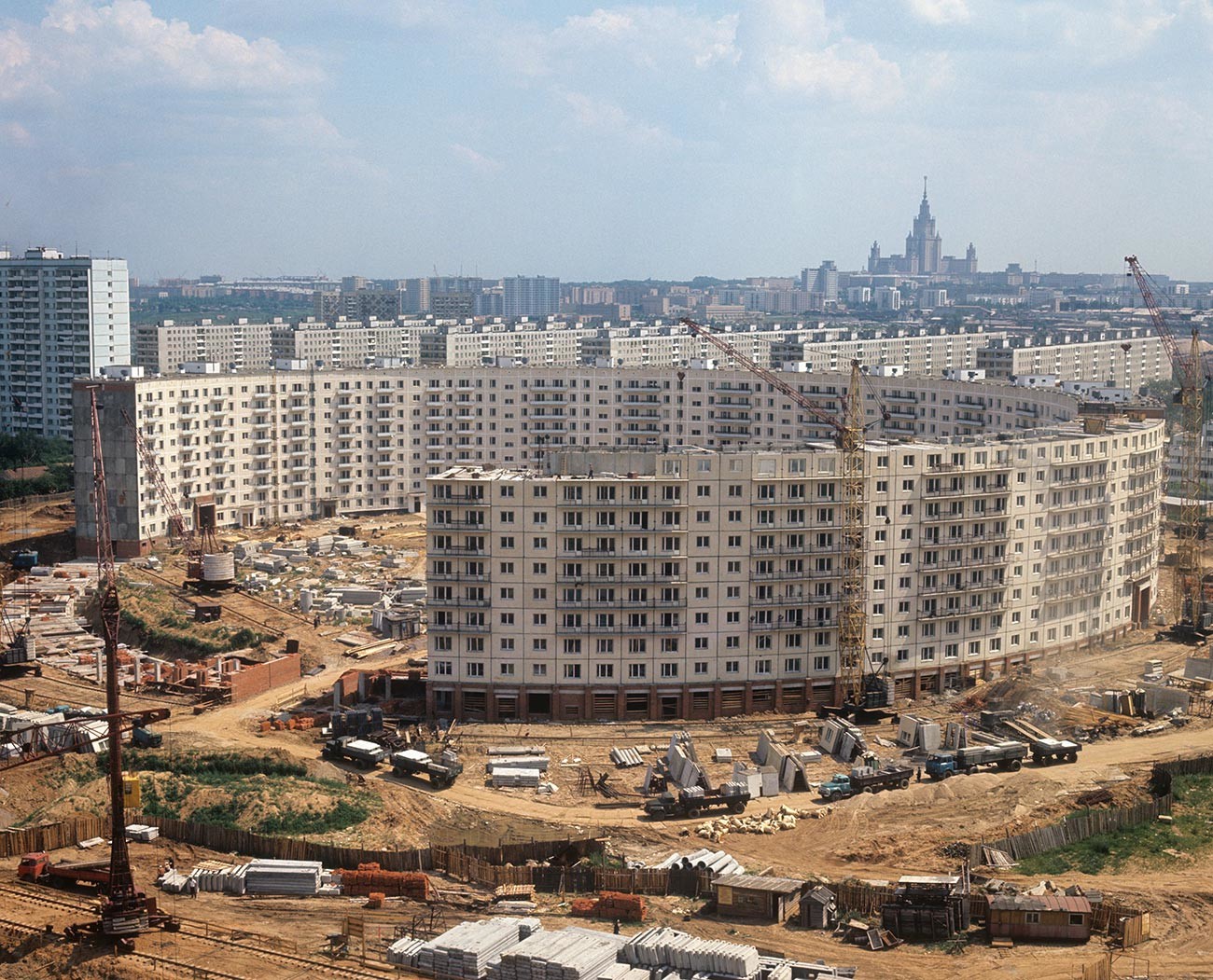 Construcción de una casa en forma de círculo en la calle Nezhinskaya, Moscú.
