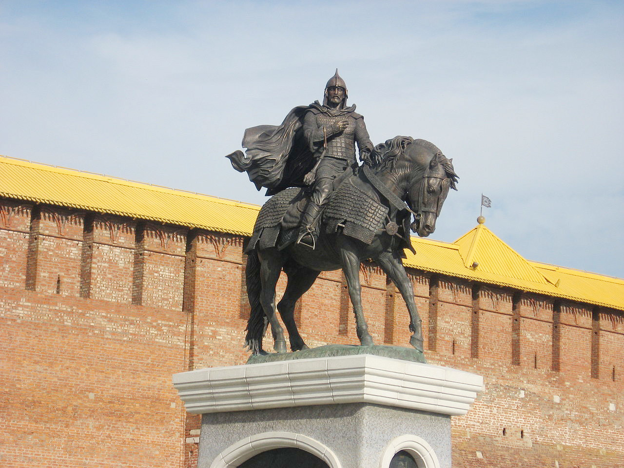 Monumento a Dmítri Donskôi do lado de fora do Kremlin de Kolomna.