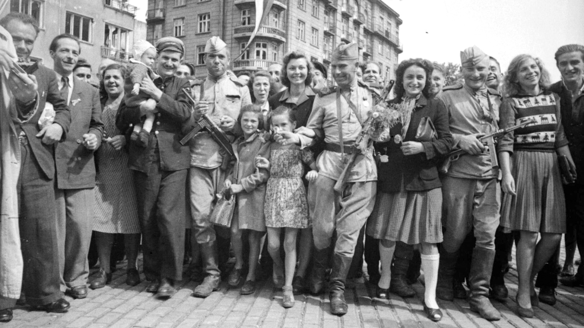 Des soldats de l'Armée rouge parmi les habitants de Sofia libérée