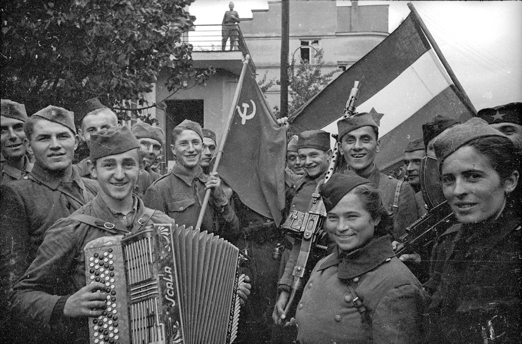 Des combattants soviétiques et yougoslaves avec des drapeaux nationaux