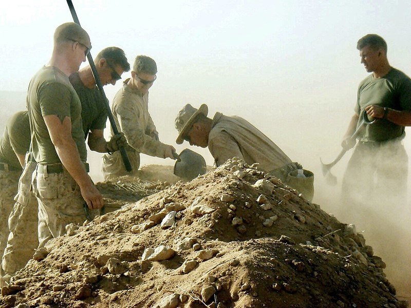 Iraq (28 de julio de 2009) Marines de la Task Force Personnel Recovery (TF MP) de la Multi-National Force-West llevan a cabo tareas de recuperación en el lugar donde se estrelló el capitán de la Armada estadounidense Michael Scott Speicher.