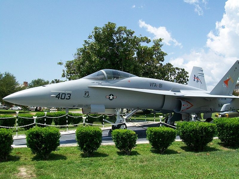  Avión dedicado a Scott Speicher. F/A-18 ‘Hornet’ en exhibición fuera del Comando de las Escuelas de Aviación Naval en NAS Pensacola, FL.