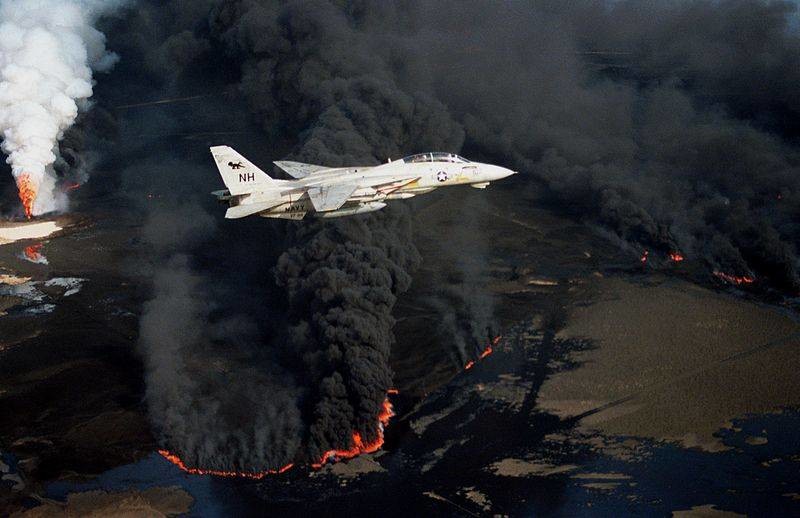 Incendios petrolíferos en Kuwait tras la retirada de las tropas de Sadam Hussein. 1991