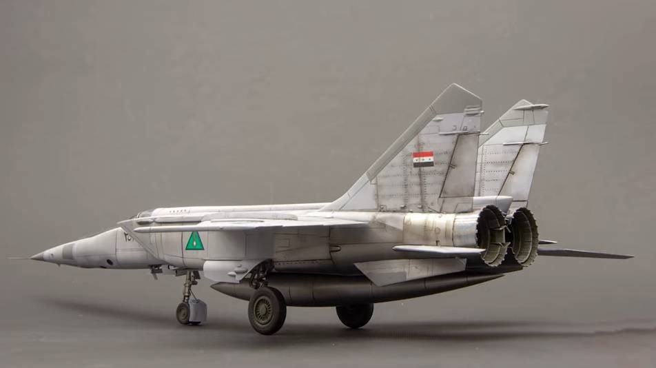 Modelo a escala de MiG-25 con los colores de la Fuerza Aérea Iraquí.