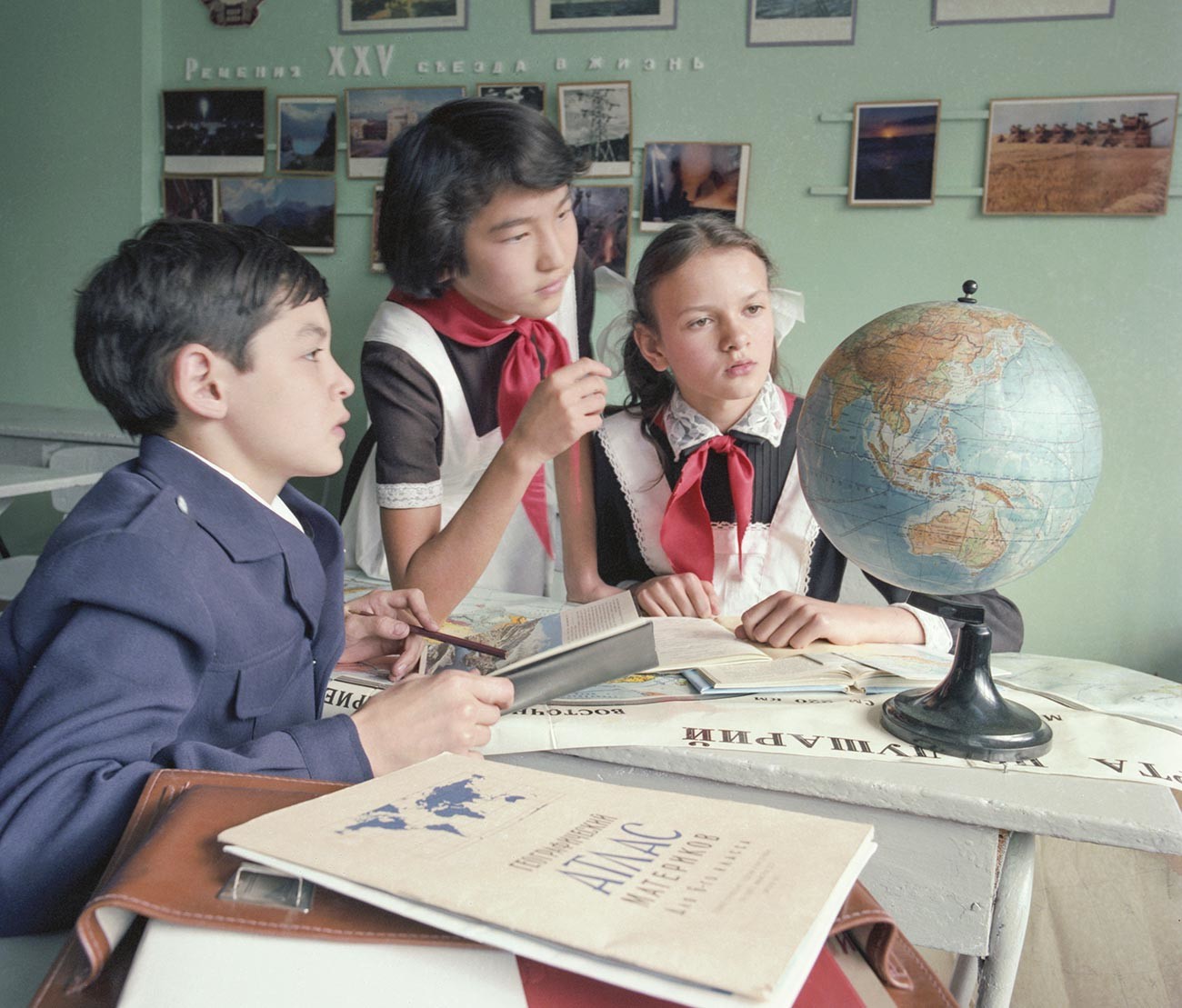 Anak-anak sekolah di Almaty, Republik Sosialis Kazakhstan