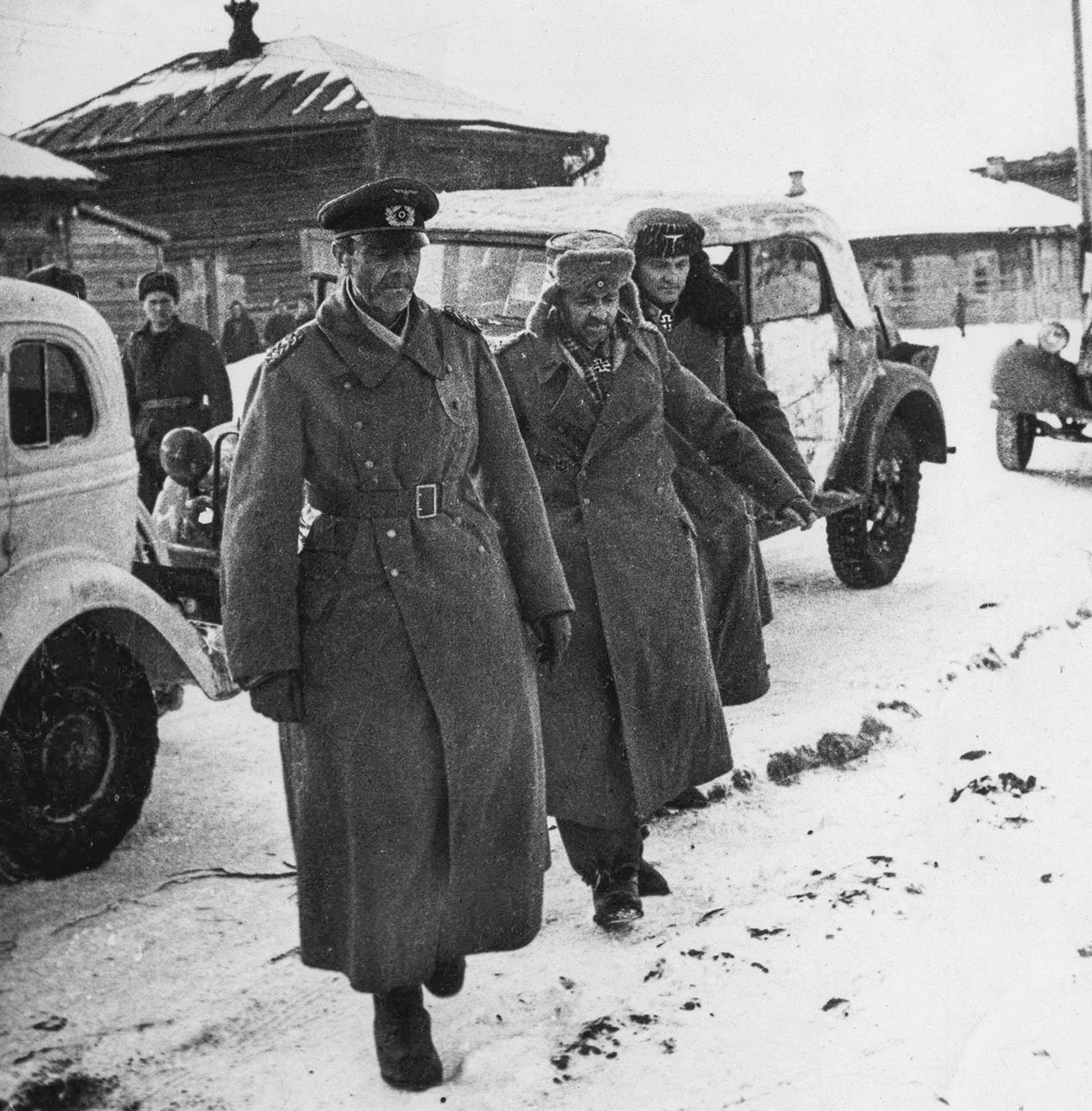 Marsekal Lapangan Friedrich Paulus dan stafnya ditawan di Stalingrad.