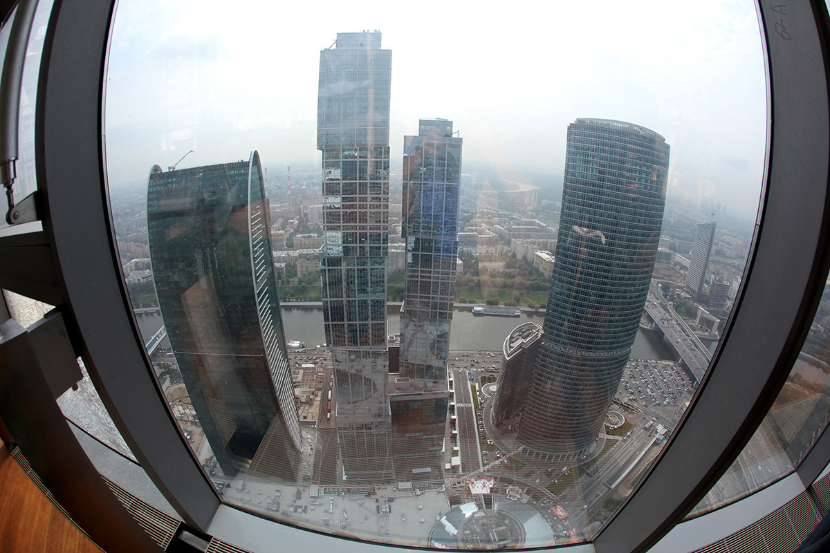 新たに建てられたビジネスセンター「モスクワ・シティー」高層ビル群の一つの上階からの景色