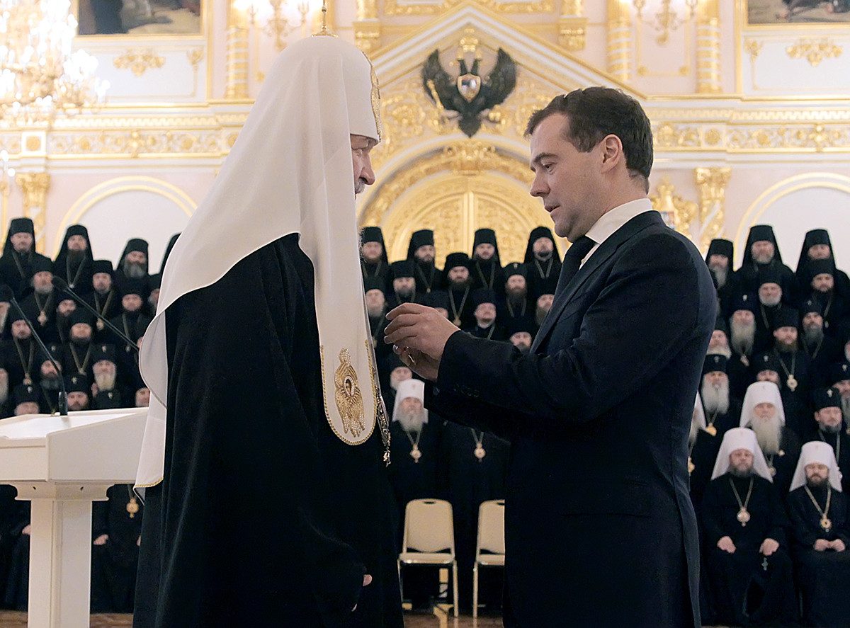 司教評議会でキリル総主教に勲章を与えるドミトリー・メドヴェージェフ大統領