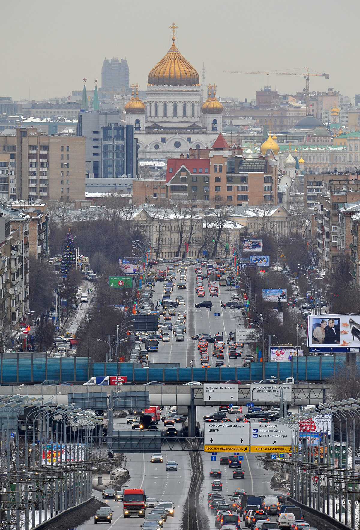 救世主ハリストス大聖堂をバックにしたモスクワの道路