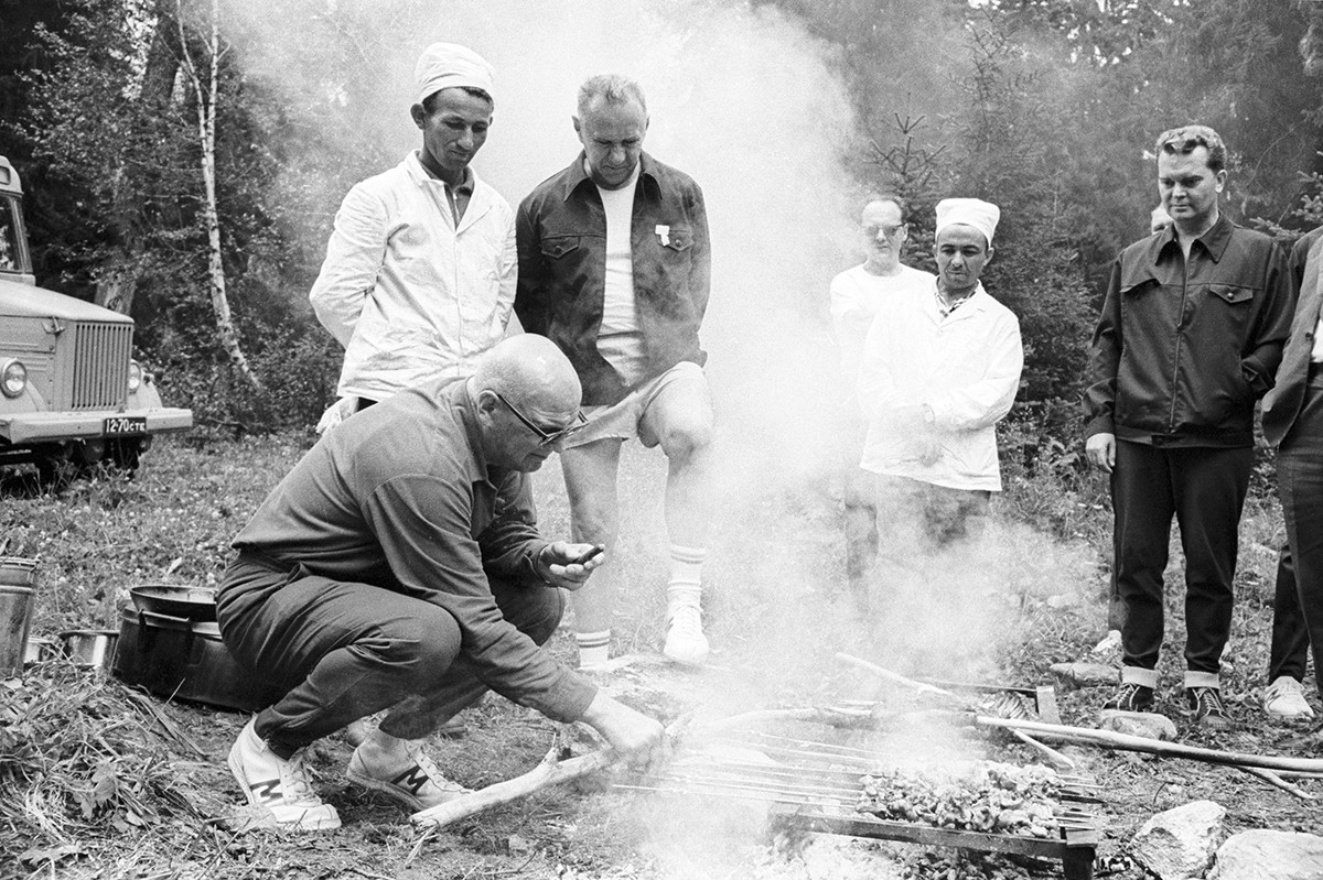 Caucase du Nord. Le président du Conseil des ministres de l'URSS Alexeï Kossyguine et le président finlandais Urho Kekkonen font griller de la viande. 1969