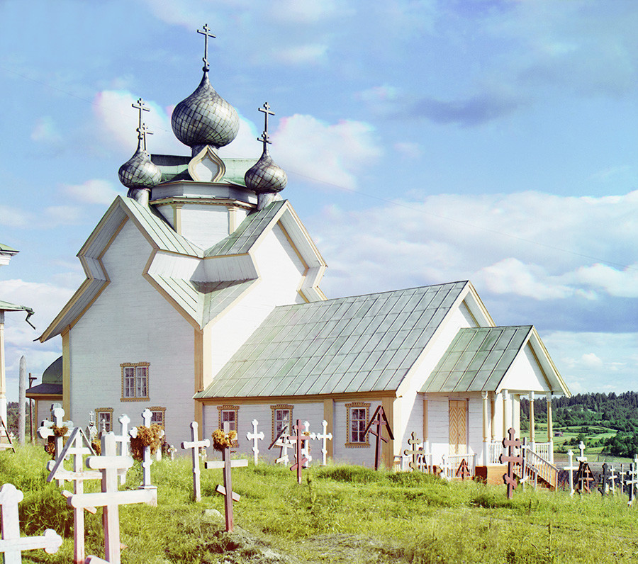 Vas Devjatini. Cerkev Marijinega vnebovzetja, pogled na severozahodni del. Leta 1984 jo je uničil požar. Poletje 1909
