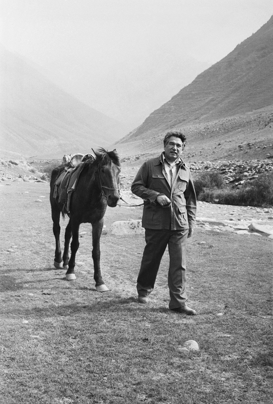 Aïtmatov se promène dans les environs de son village natal au Kirghizistan, 1982 