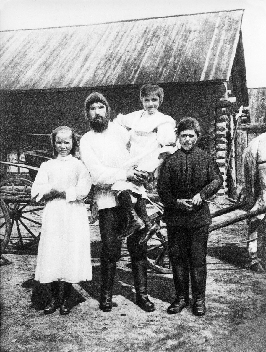 Grigorij Rasputin con i suoi figli