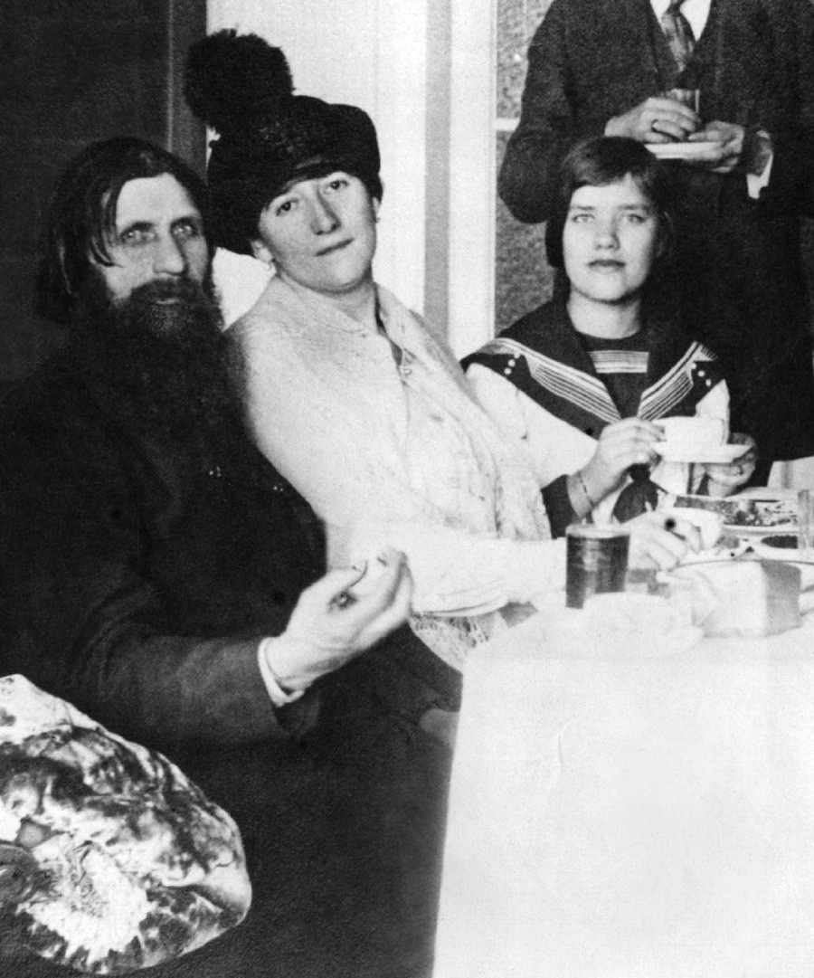 Grigori Rasputin con sua moglie e sua figlia Matryona, a destra, 1911
