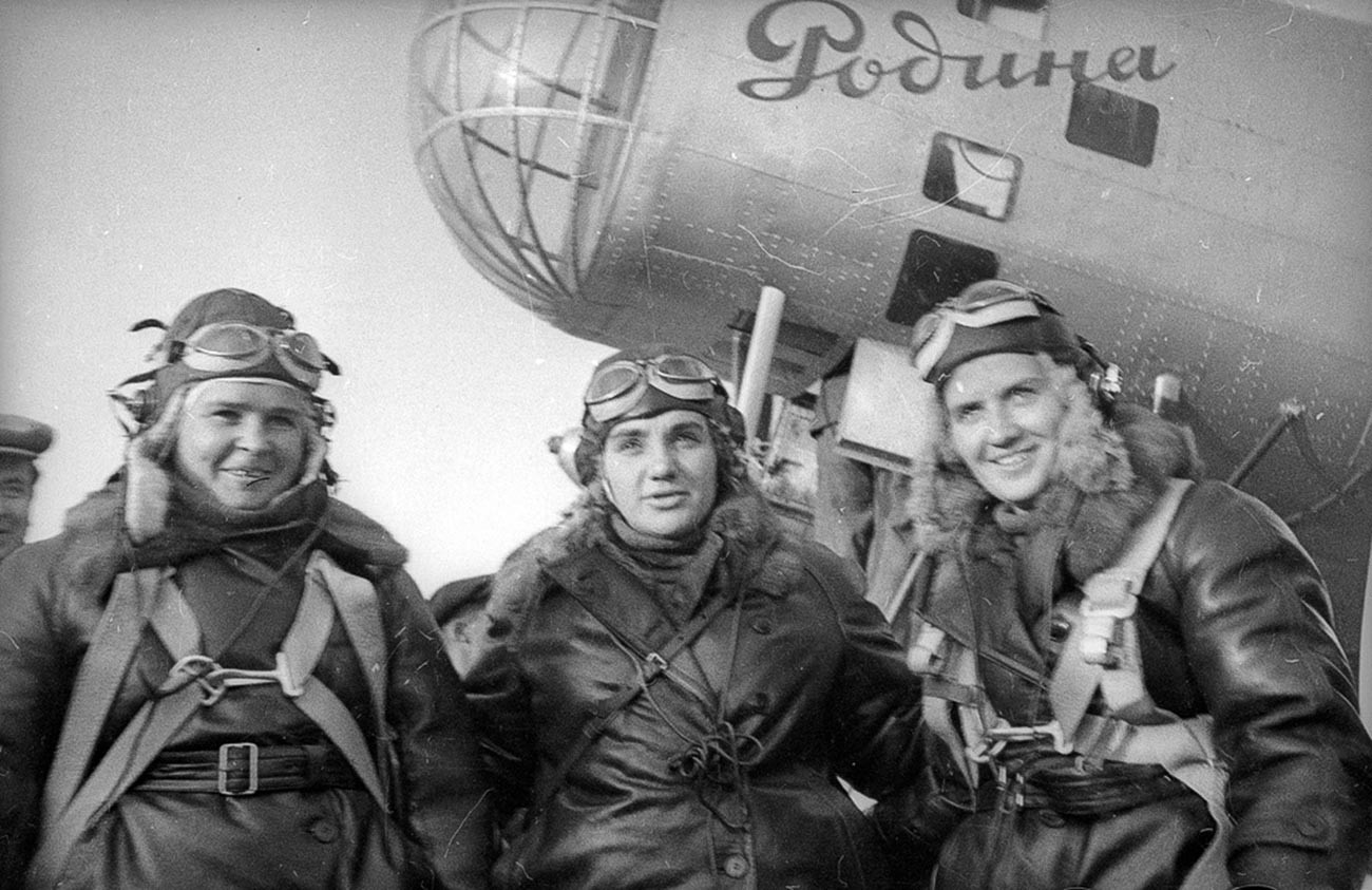 Pilot Grizodubova (tengah), kopilot Polina Osipenko (kiri), dan navigator Marina Raskova