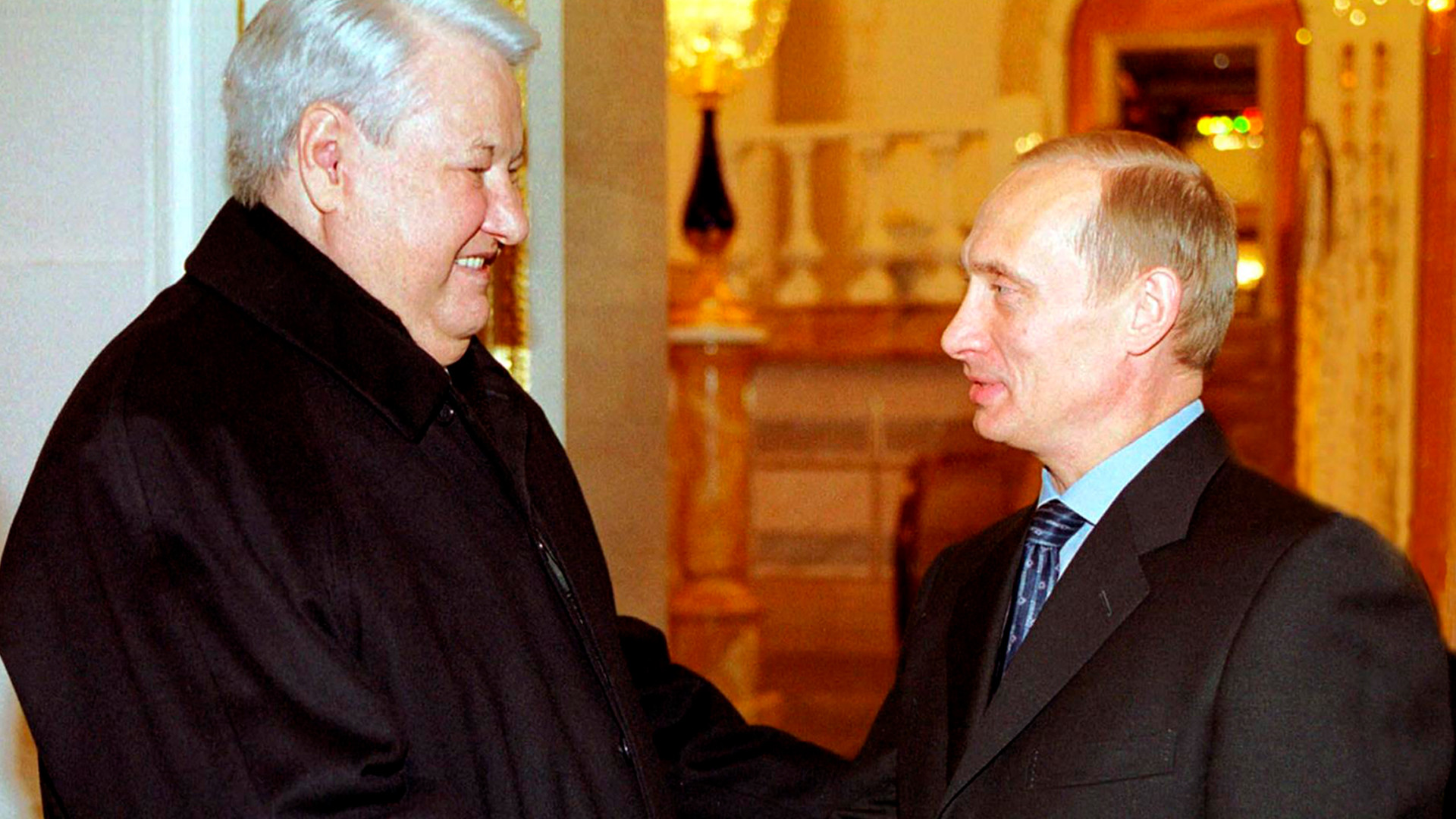 L’ancien président Boris Eltsine serre la main de Vladimir Poutine
