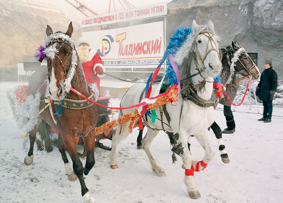 Le Grand-père Gel (équivalent russe du Père Noël) chevauche une troïka lors des célébrations du Nouvel An en Sibérie
