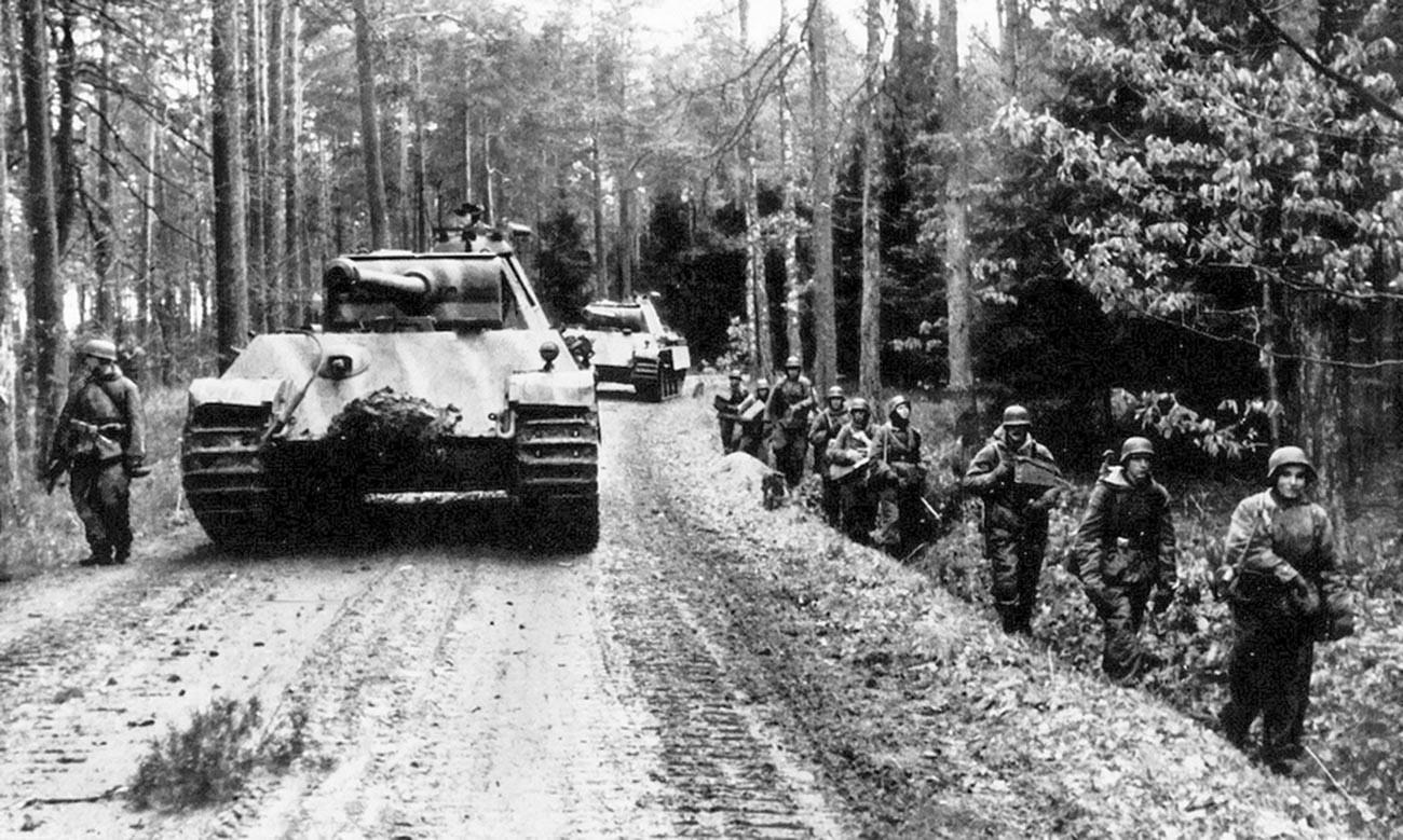 Тенкови „Пантер“ и гренадири од „Херман Геринг“ на марш, пролетта 1945 година.