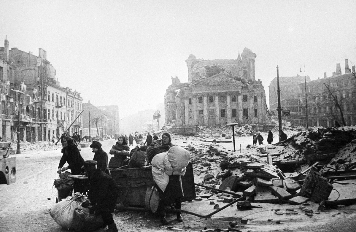 ナチスの占領から解放され、破壊された街路に立つワルシャワ市民