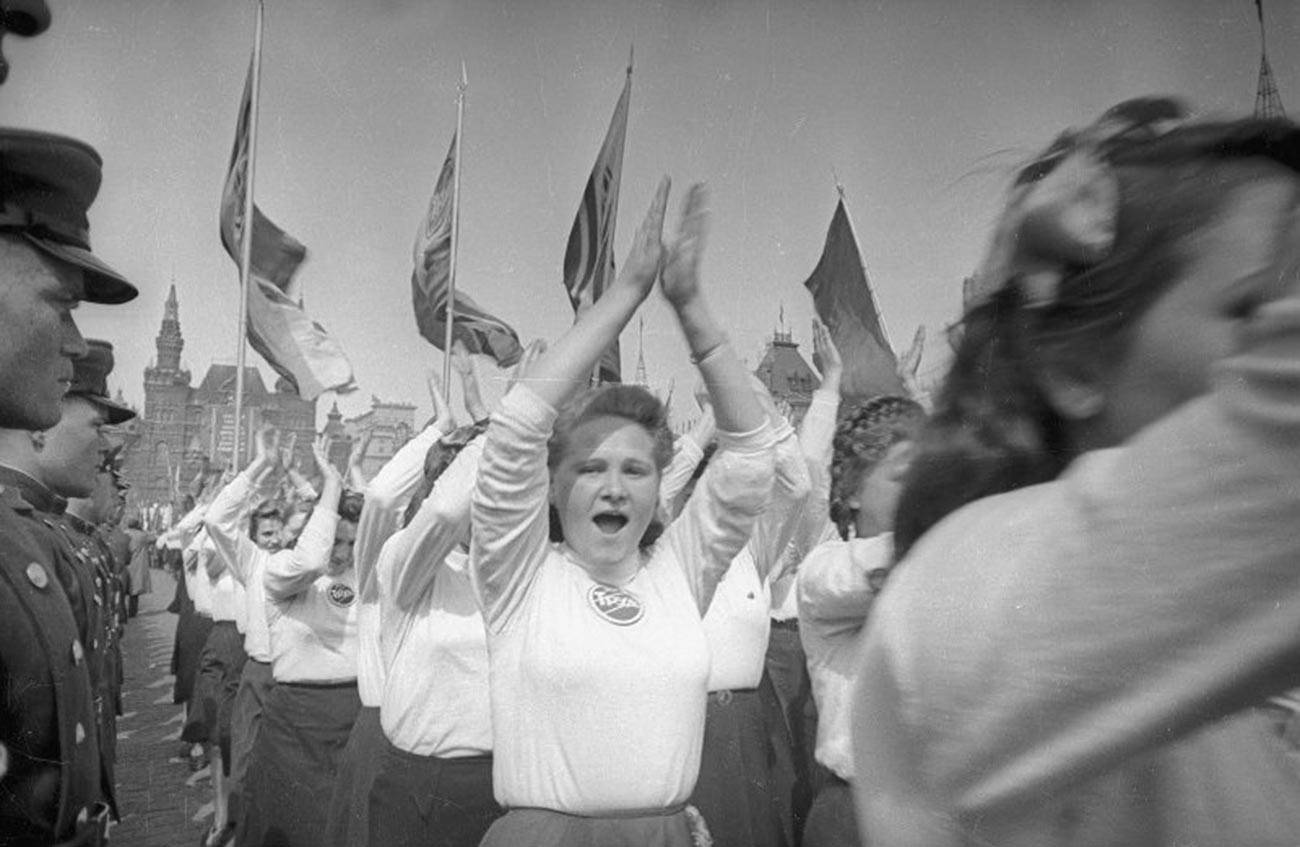 赤の広場で列を作る「トルード」チームの女性選手たち、1949年