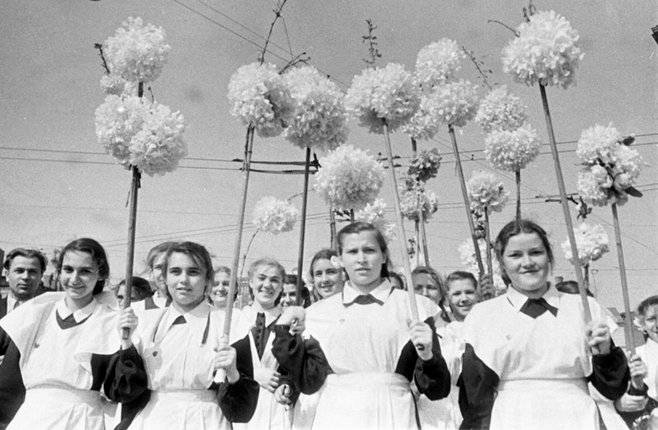 メーデーのデモに参加する女生徒たち、1952年