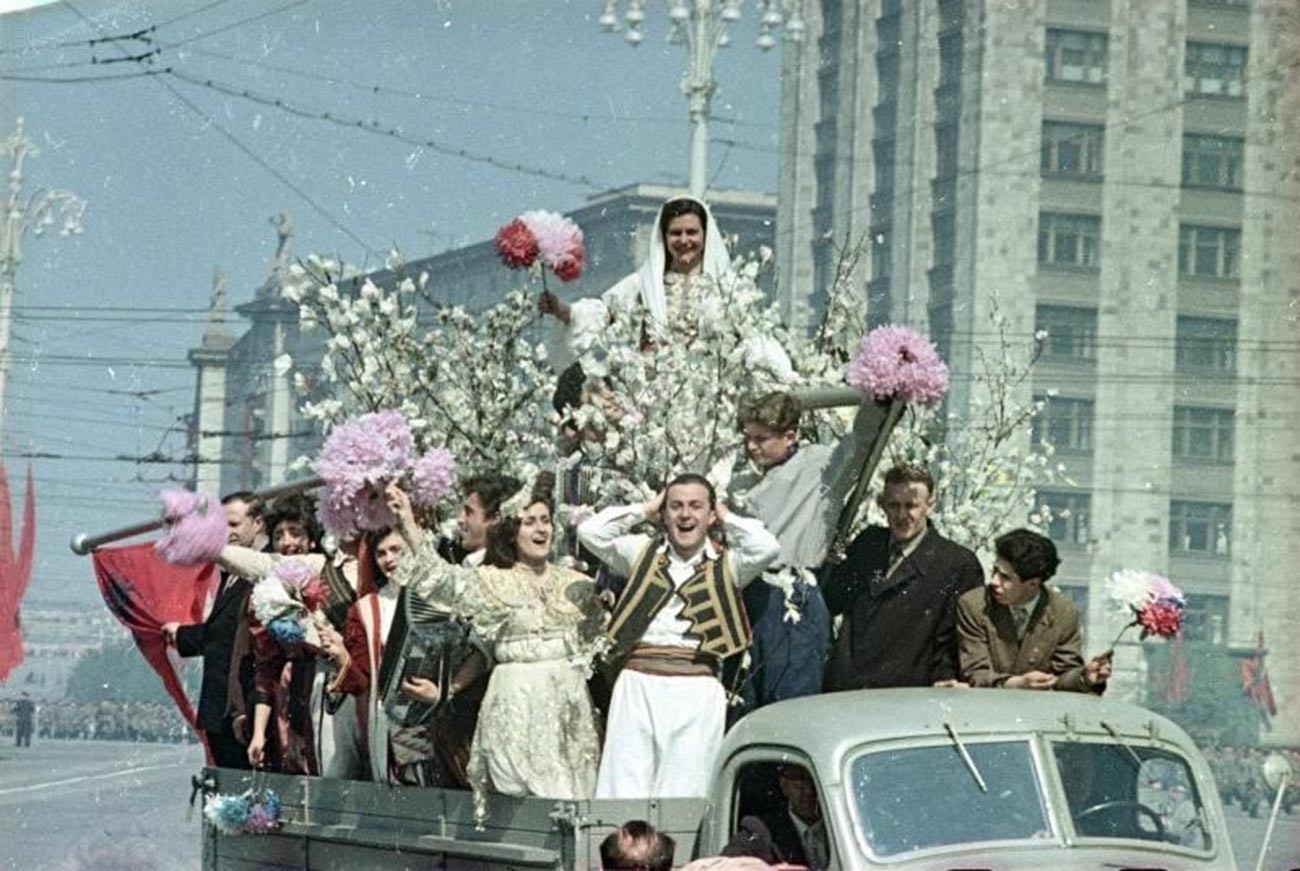 「民族友好」。モスクワ中心部のデモで、民族衣装をつけた若者たち、1950年代