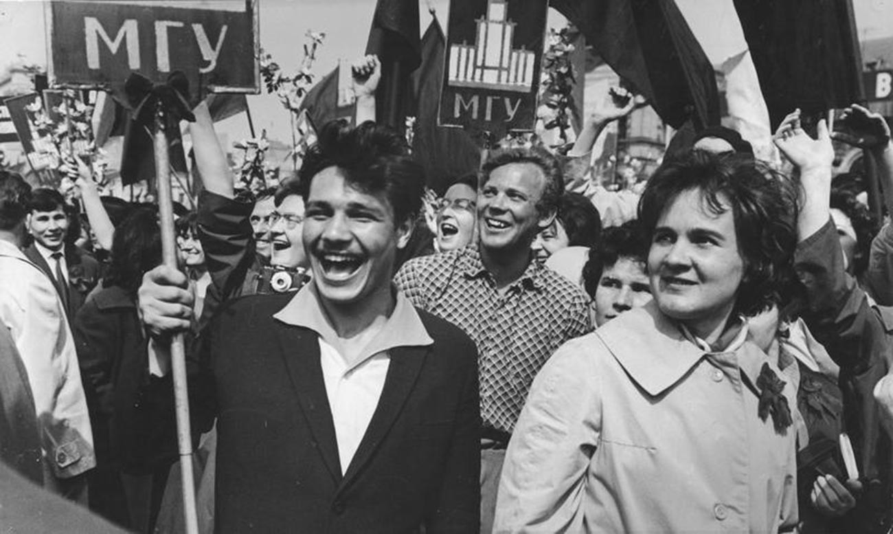 デモに参加するモスクワ国立大学の学生たち、1964年