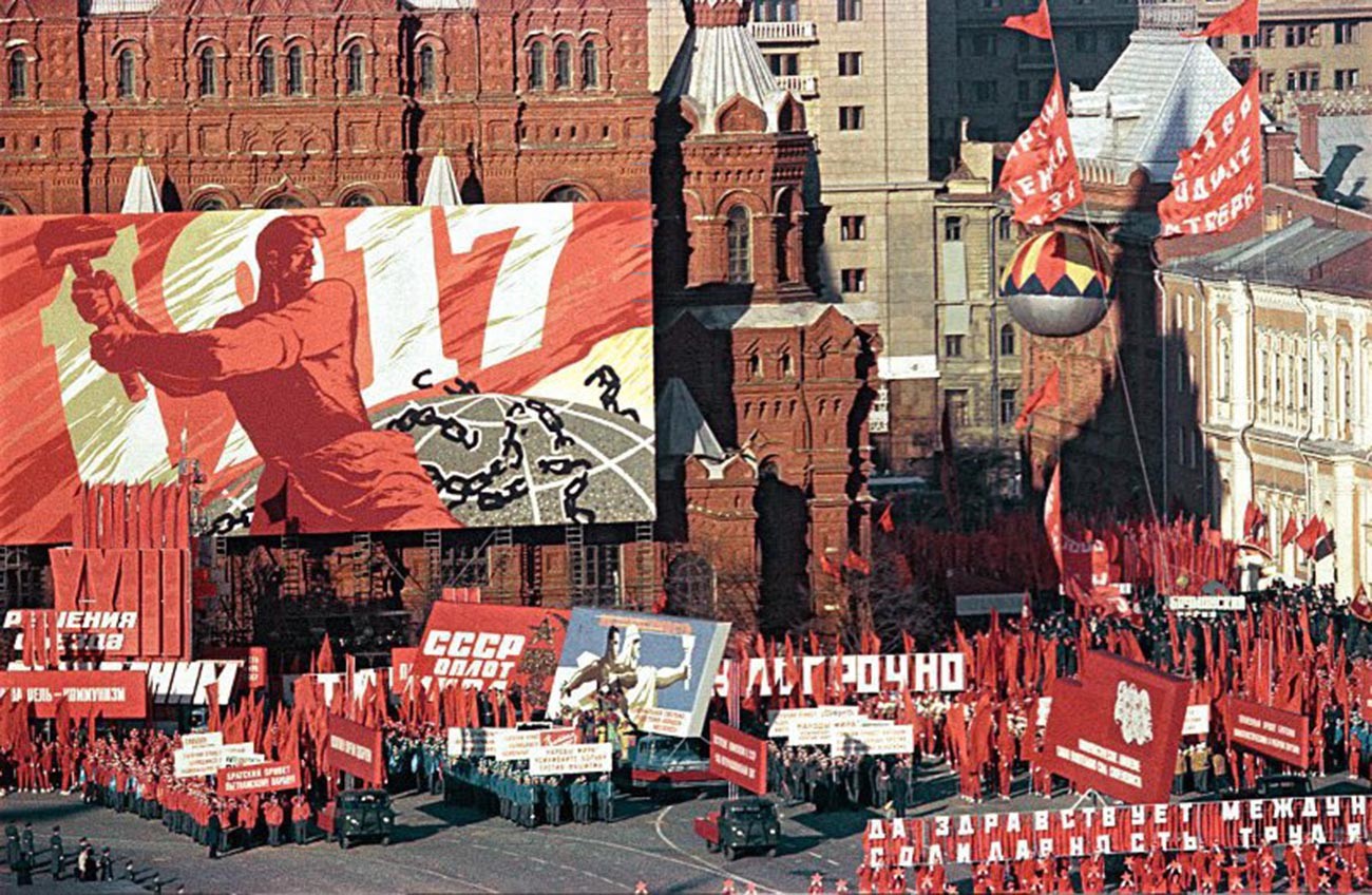 赤の広場で開かれたメーデーのデモ、1967年