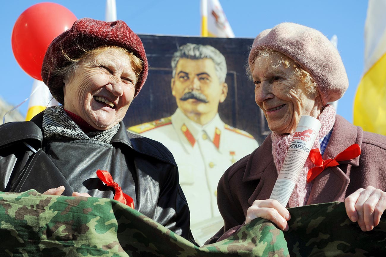 ペテルブルクで行われた5月1日の行進に参加するロシア共産党の支持者たち、2013年