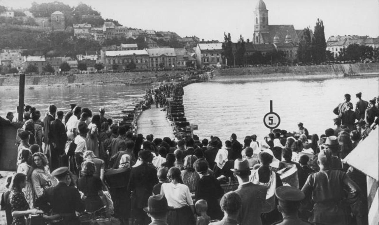 Les Hongrois dans l’attente du déminage d'un pont flottant par des sapeurs soviétiques
