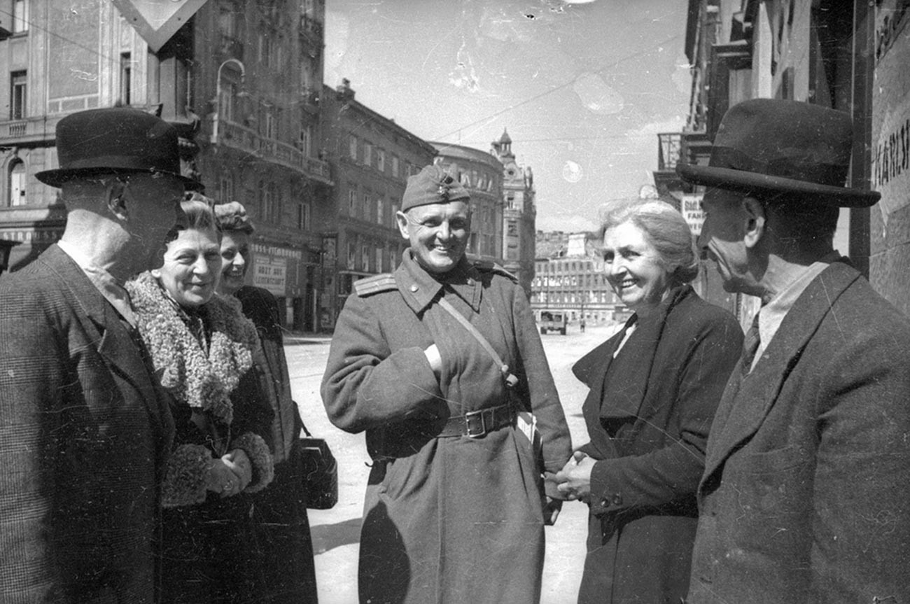 Des Hongrois parlent à un soldat soviétique
