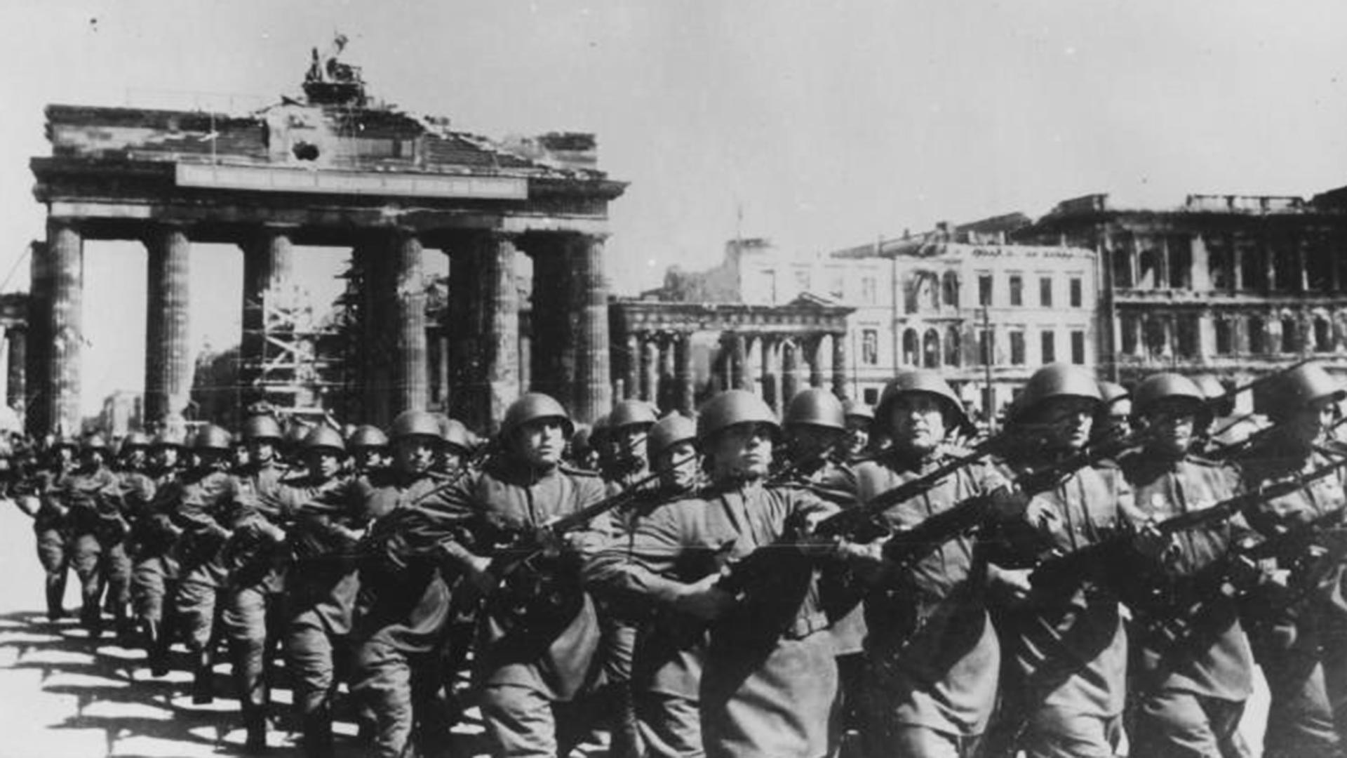 Съветски войски по време на парада на победата на съюзническите сили в Берлин