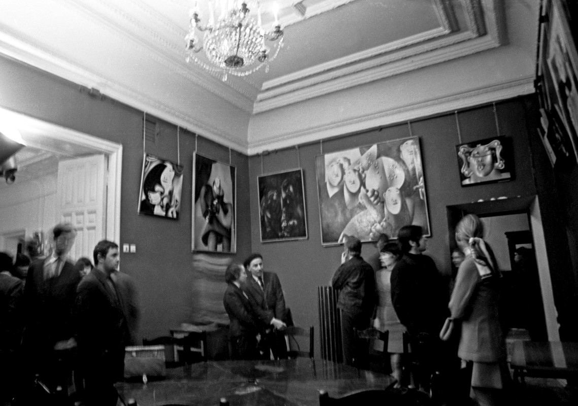 Orang-orang menghadiri pameran satu hari seniman Oleg Tselkov, yang kemudian dipaksa meninggalkan Uni Soviet