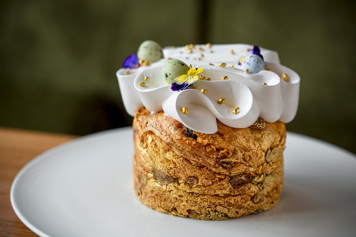 Decorazione torta di Pasqua. Zucchero a velo, crostini, perline commestibili.  Ingredienti naturali e sani, tavolo in legno d'epoca Foto stock - Alamy