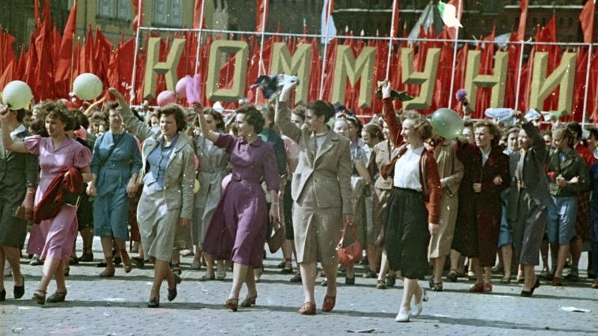 Mädchen in den Reihen der Demonstranten, 1950er Jahre.