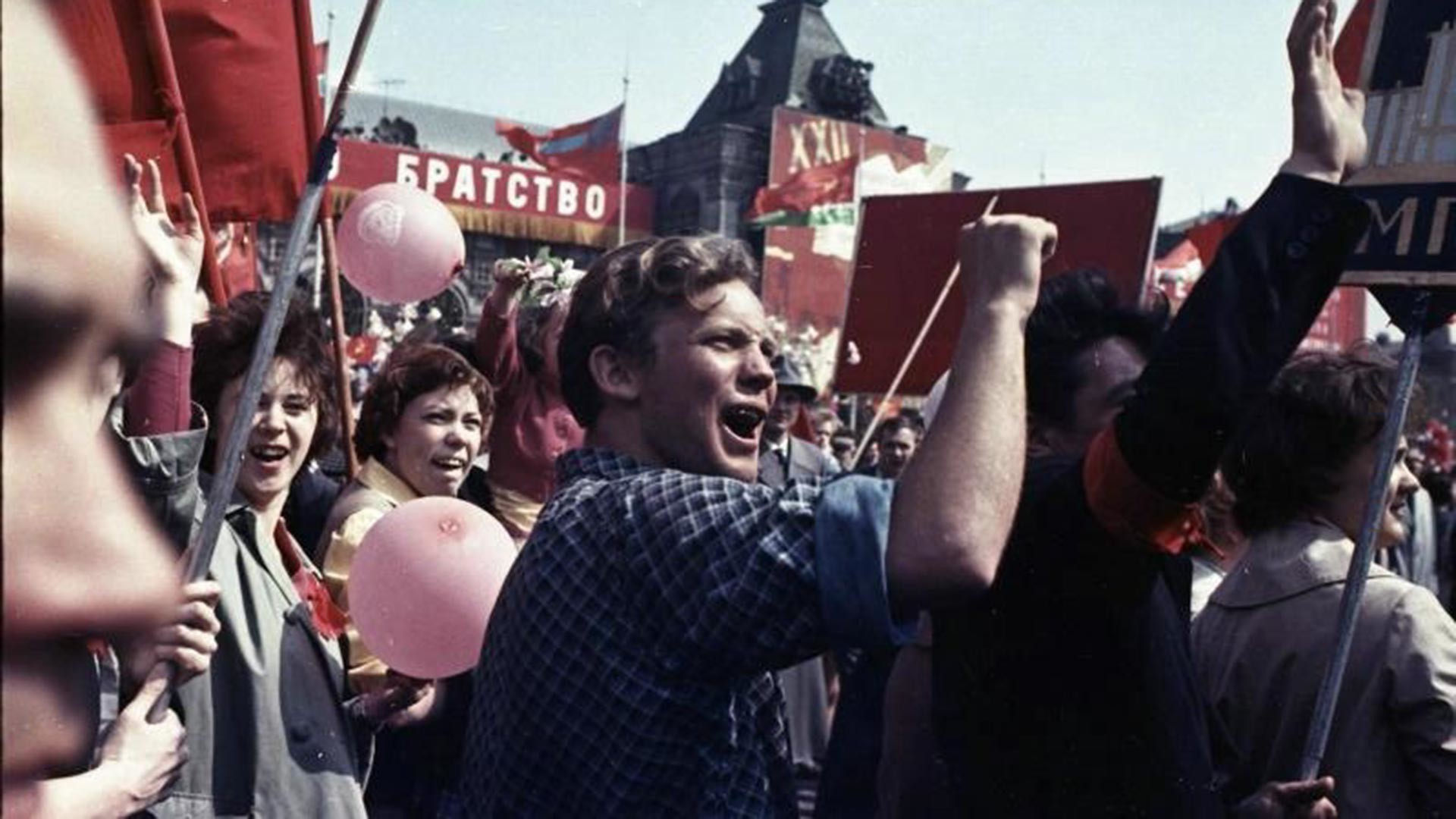 Bei einer Demonstration am 1. Mai: Der Slogan im Hintergrund lautet „Bruderschaft“, 1950er Jahre.