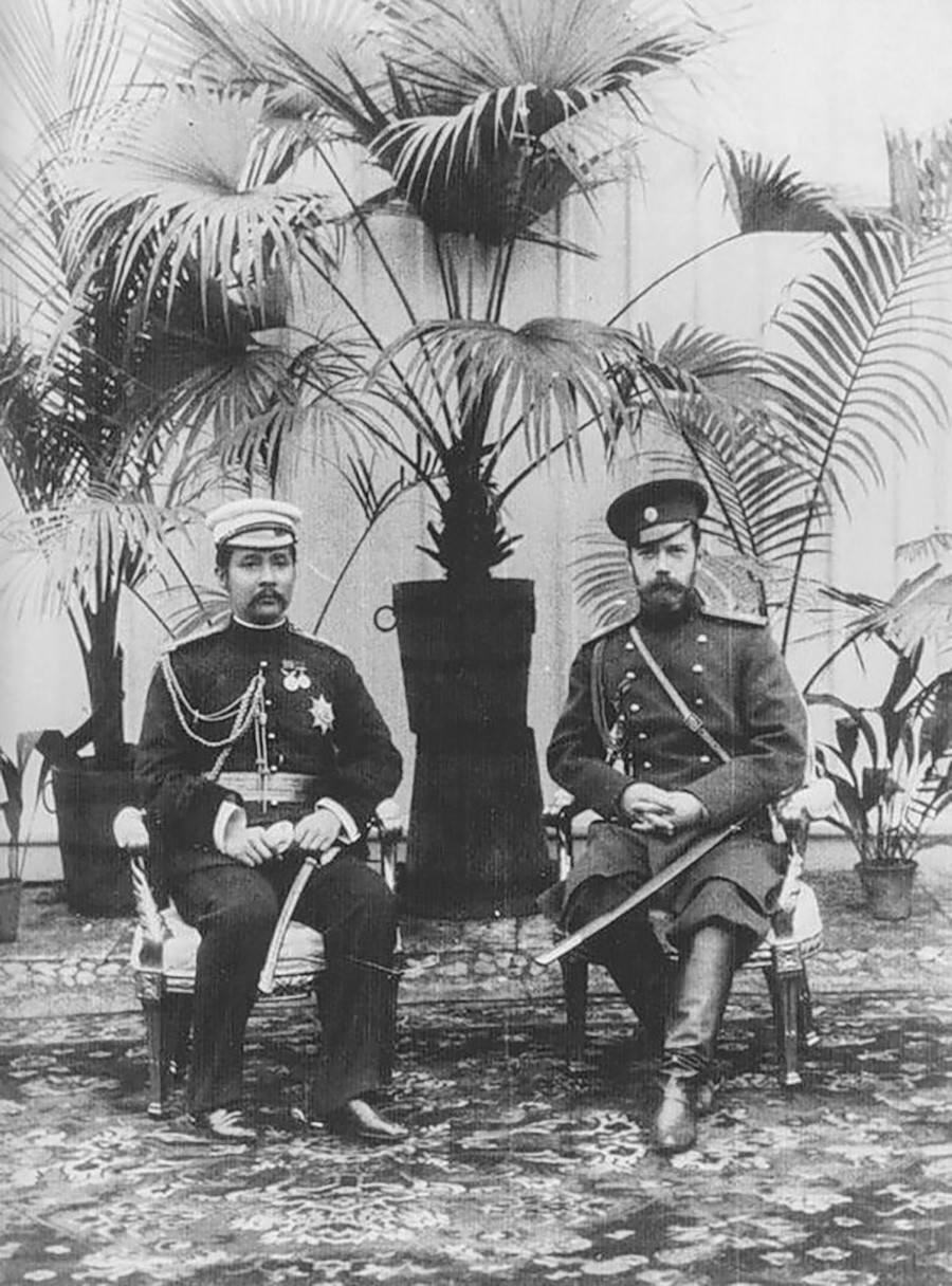 Чулалонгкорн с Николай II по време на първата си голяма обиколка в Петерхоф, Санкт Петербург, 1897 г. 