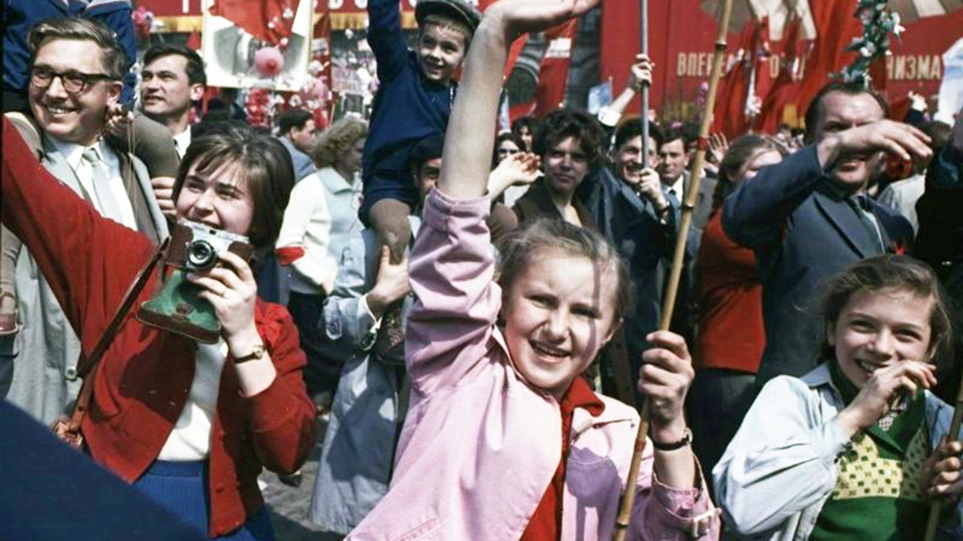 Jeunes avec banderoles et portraits de Vladimir Lénine, 1960
