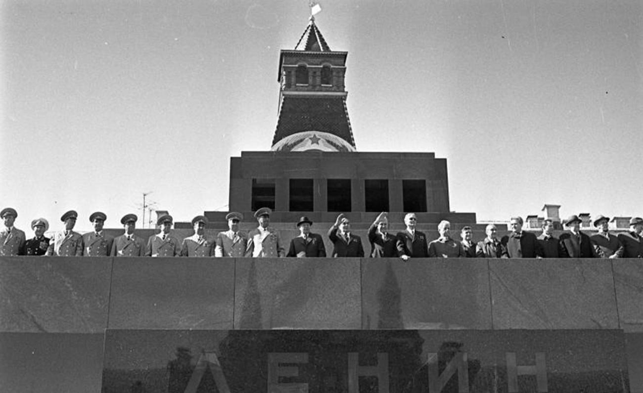Dirigeants et chefs militaires soviétiques saluant les manifestants du haut du mausolée de Lénine sur la place Rouge, 1975
