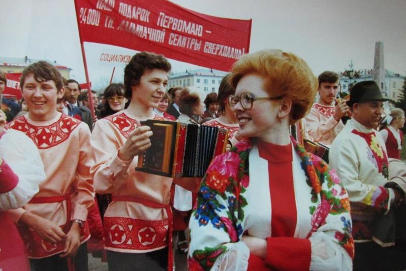 Des gens en costumes nationaux célèbrent la fête du Travail dans la ville de Togliatti, 1981

