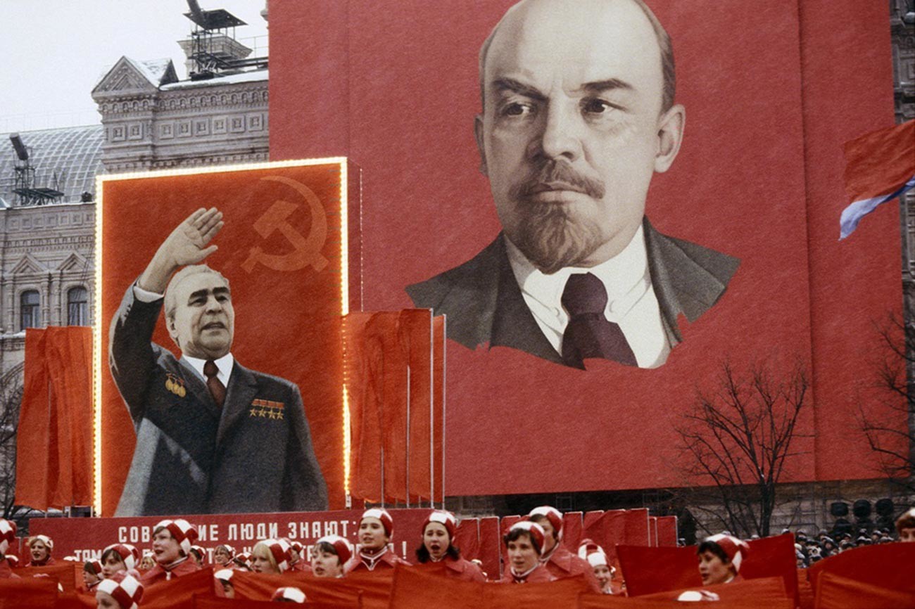 Des participants au défilé du 1er mai sur la place Rouge avec les portraits de Leonid Brejnev et Vladimir Lénine, 1981
