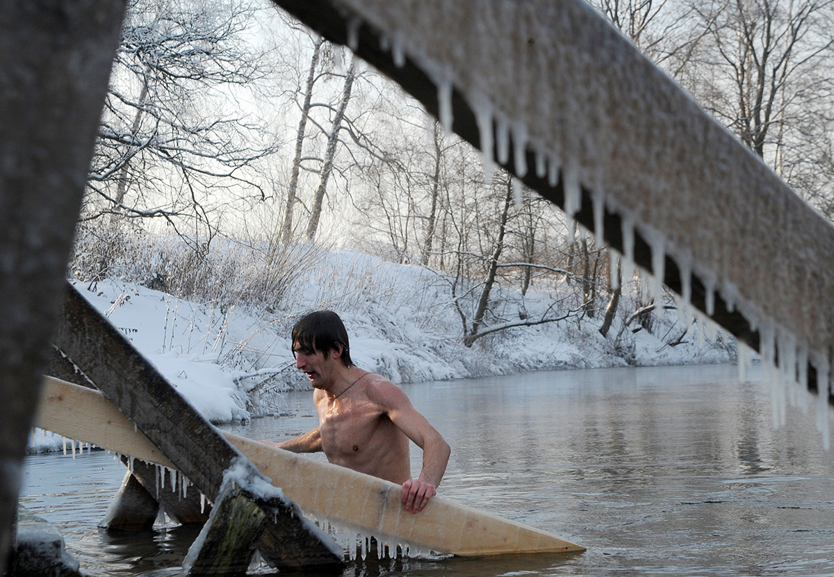 Un homme se baigne dans l'eau glacée pendant la célébration de la Théophanie russe
