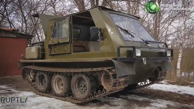 Пензиониран руски војник направи теренско возило од 12 различни автомобили (ВИДЕО)